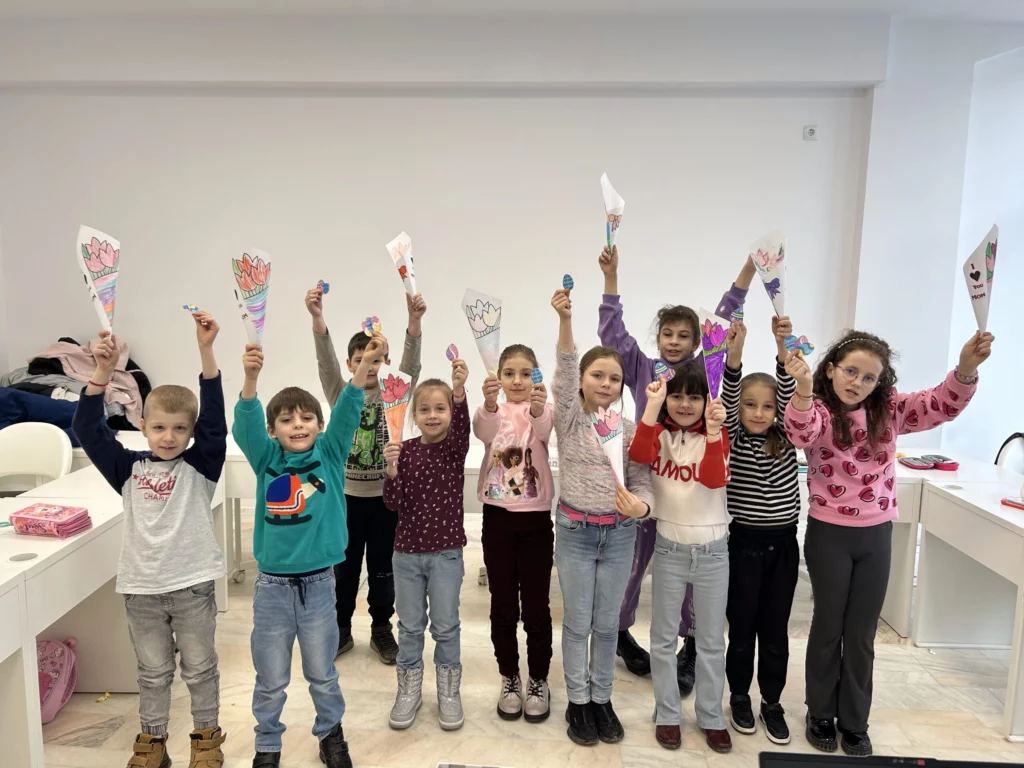 Participantii de la February Fun pozati in timp ce isi prezinta lucrarile realizate din timpul cursului