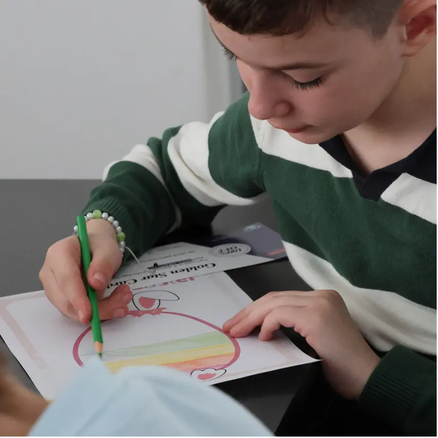 elev care deseneaza in timpul unei activitati la ora