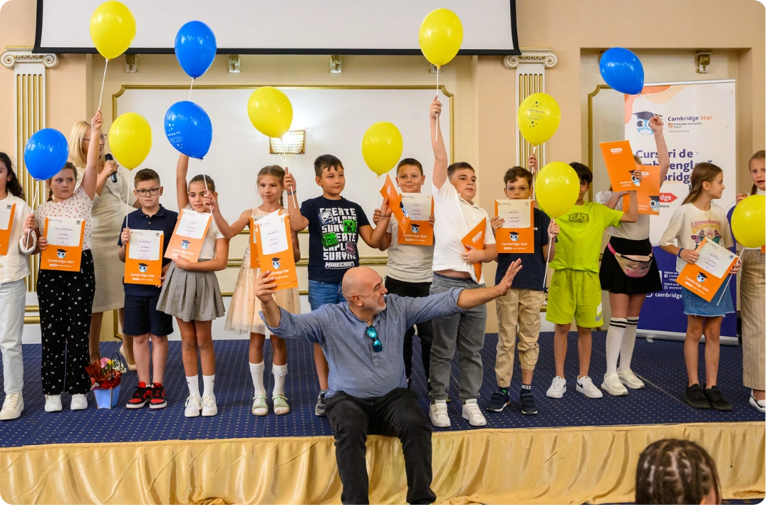 elevi care pozeaza impreuna la ceremonia de incheiere impreuna cu profesorul